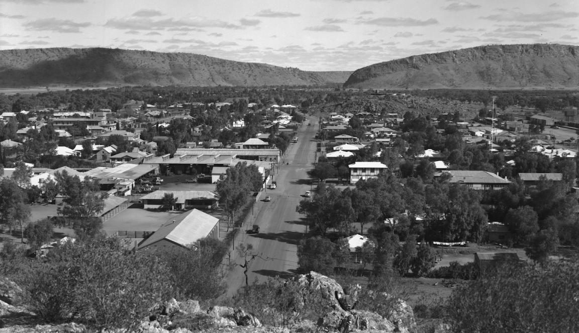 A view of the town of Alice Springs taken from Anzac Hill with a mountain range in the background. 