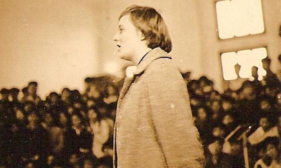 Robertson addressing a room in China