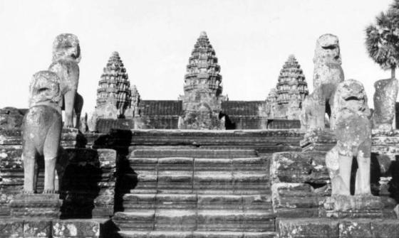 Angkor Wat, perron of main temple and sculptures