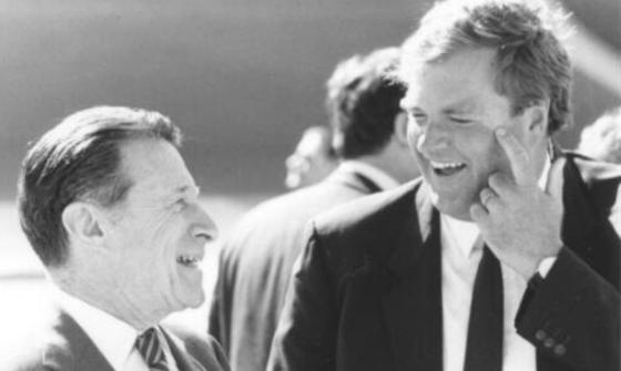 Two men talking with each other, Kim Beazley and Caspar Weinberger