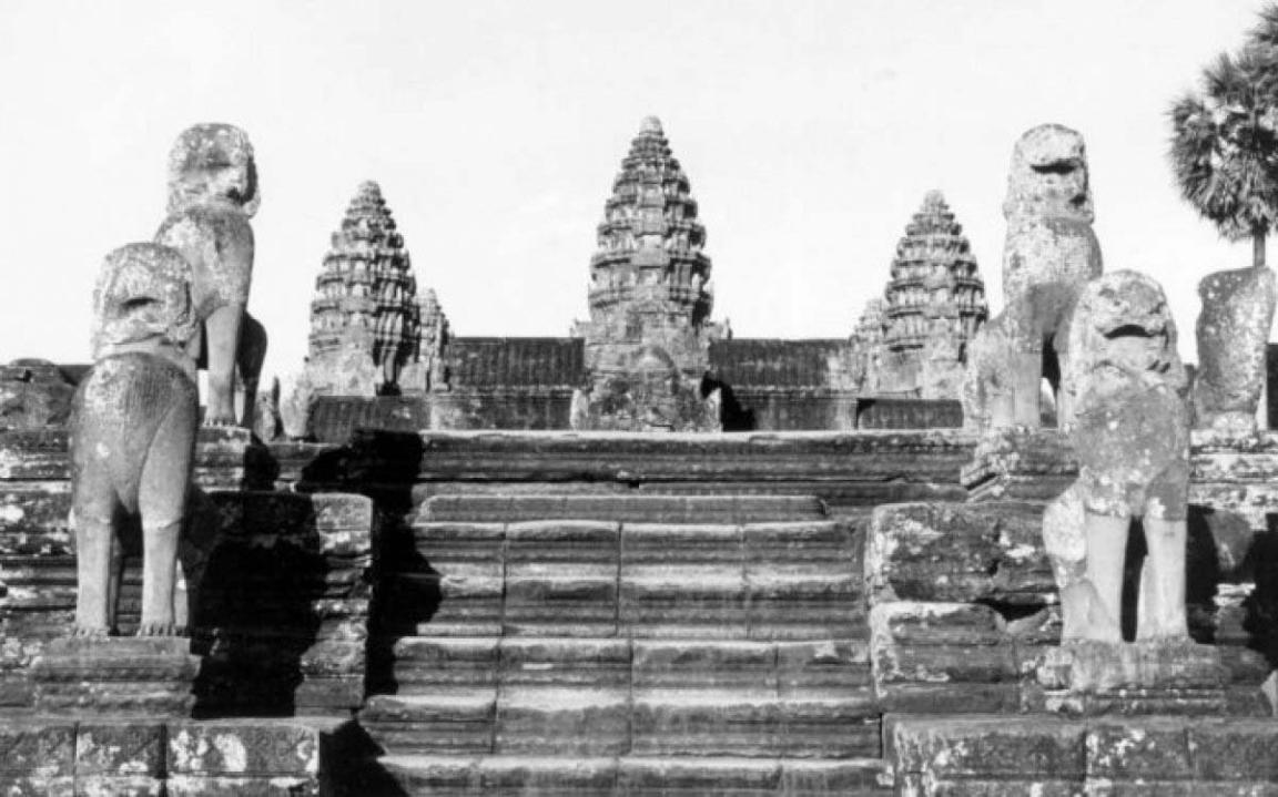 Angkor Wat, perron of main temple and sculptures