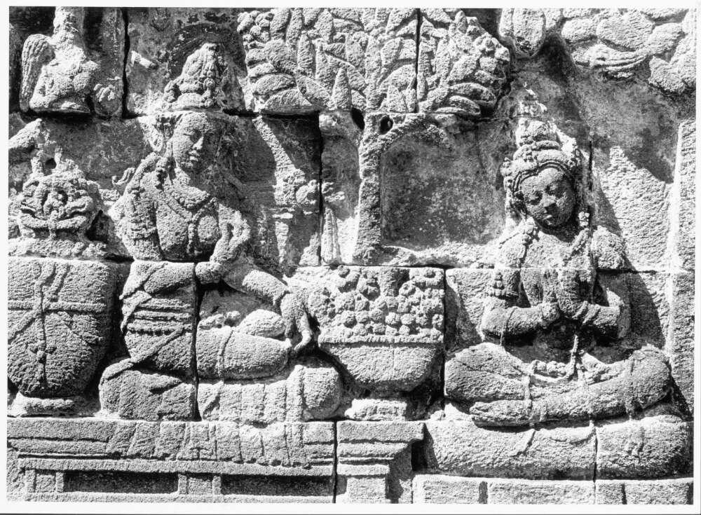 A rock sculpture with 2 figures 