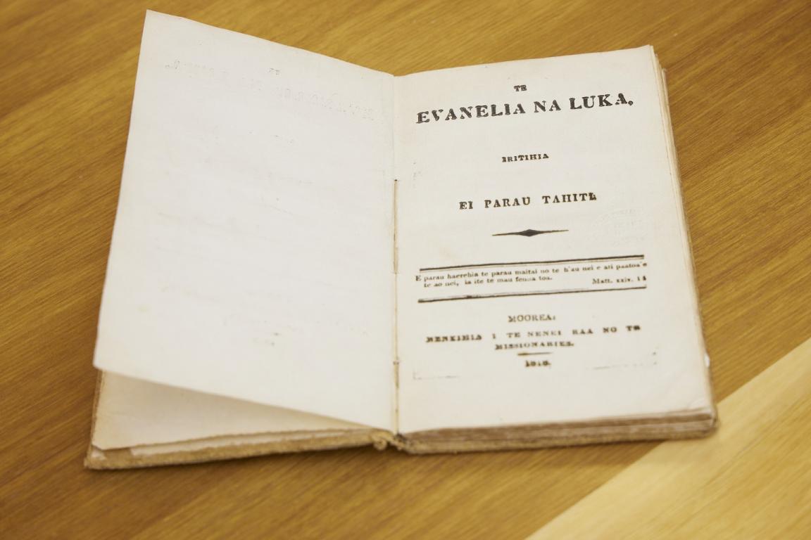 Old book open to the title page, which reads 'Te Evanelia na Luka iritihia el parau Tahiti.'