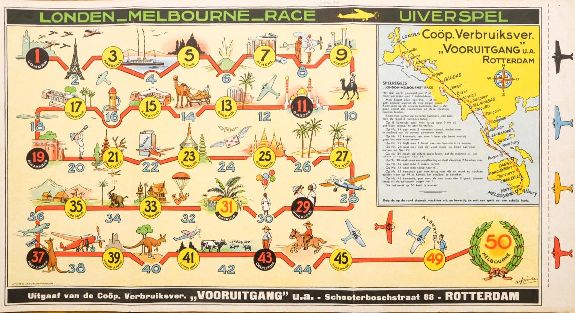 Board game with Dutch writing with 50 checkpoints depicting the path of the MacRobertson International Air Race. Each checkpoint has a small illustration relevant to the location, such as kangaroos around Australian cities and the Pathenon for Athens.