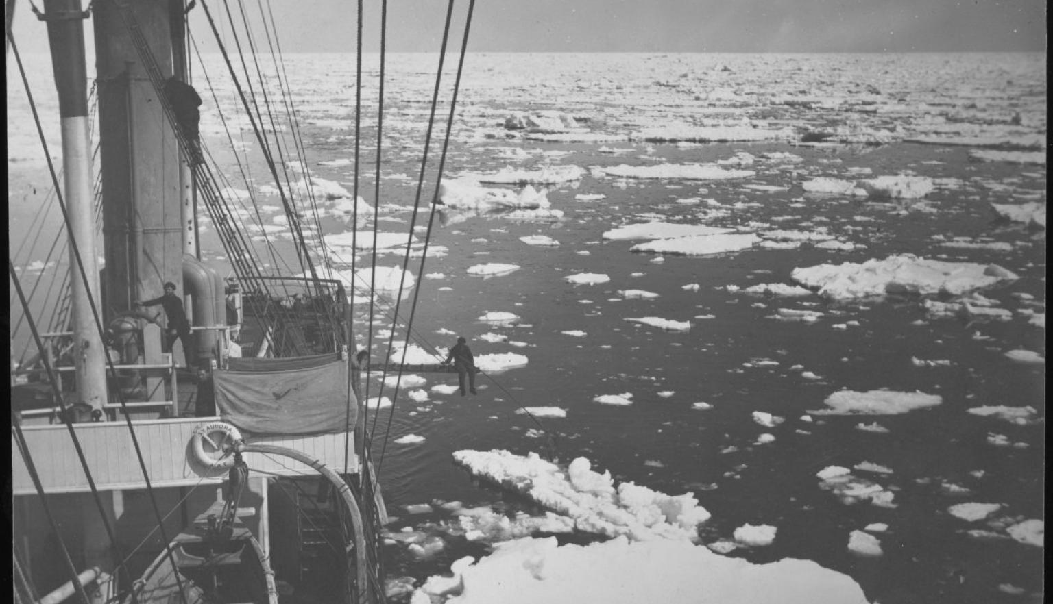 Frank Hurley - Streaming through ice.jpg 