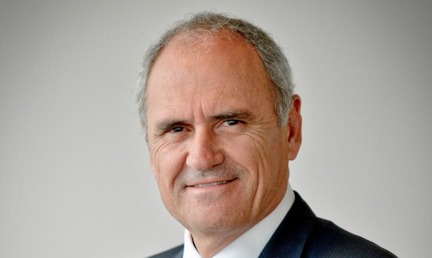 Photo portrait of Dr Ken Henry AC