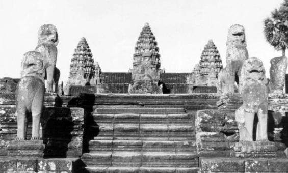 Angkor Wat, perron of main temple and sculptures