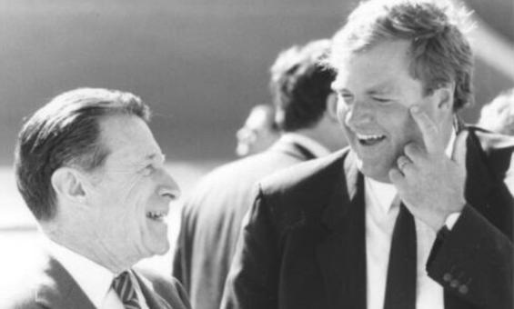 Two men talking with each other, Kim Beazley and Caspar Weinberger