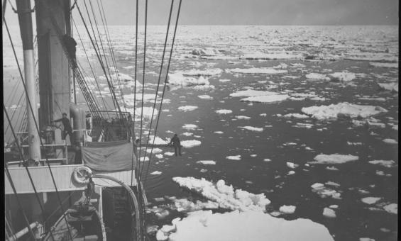 Frank Hurley - Streaming through ice.jpg 