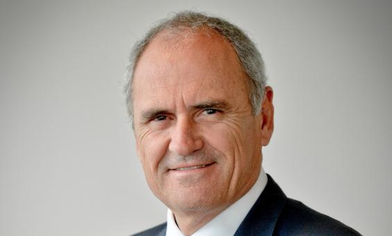 Photo portrait of Dr Ken Henry AC